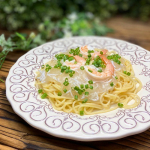 * 今日の晩ごはんは、SSKのシチリア産レモンの冷たいジュレスープを使ってエビとしらすの冷製パスタ♪..そのまま冷たいスープとしていただいてももちろん美味しいですが、パスタソ…のInstagram画像