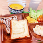 .💛八天堂　とろける食パン💛..休日の朝食はパンの日が多い我が家🍞先週末はくりーむパンでお馴染み、八天堂さんのとろける食パンを食べました💓..生地にマーガリンや発酵…のInstagram画像