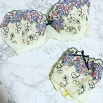 今日のアイテムは・・・�� �高嶺のブラジャー・ショーツセット　フラワーワルツ（脇スッキリタイプ）！！���こちら、DカップからGカップまでのグラマーさんの深刻なお悩みを解決し…のInstagram画像