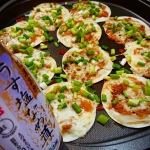今日の#晩ごはん 🍴テーブルランド「うす塩なめ茸」でおつまみ✨🍻🎶 餃子の皮にマヨ&なめ茸&竹輪&チーズ🧀小葱いっぱい😁簡単で美味しい( 〃▽〃) もう一品はなめ茸にオリーブオイル…のInstagram画像