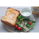 今日の朝ごはん兼お昼ごはん〜(✿︎´ ꒳ ` ).ホームベーカリーで焼いたパンに、チーズを乗せてトーストしてブライトザマークリーミーハニー加えてはちみつチーズトーストにしました🍯🐝.結…のInstagram画像