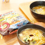 ﻿﻿【お水がいらない 五目あんかけラーメン】﻿﻿﻿﻿╲親子クッキング♡╱﻿﻿﻿﻿お休みの日はたまに親子で楽しみます﻿﻿これは包丁も使わないから簡単なんで…のInstagram画像
