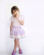 .@nissen_kids_official 様のトップスモニターに当選しました(全力で嬉しい)！薄いパープルカラー着用中！白とネイビーもラインナップにあるよ！首元のパールとリボン、肩…のInstagram画像
