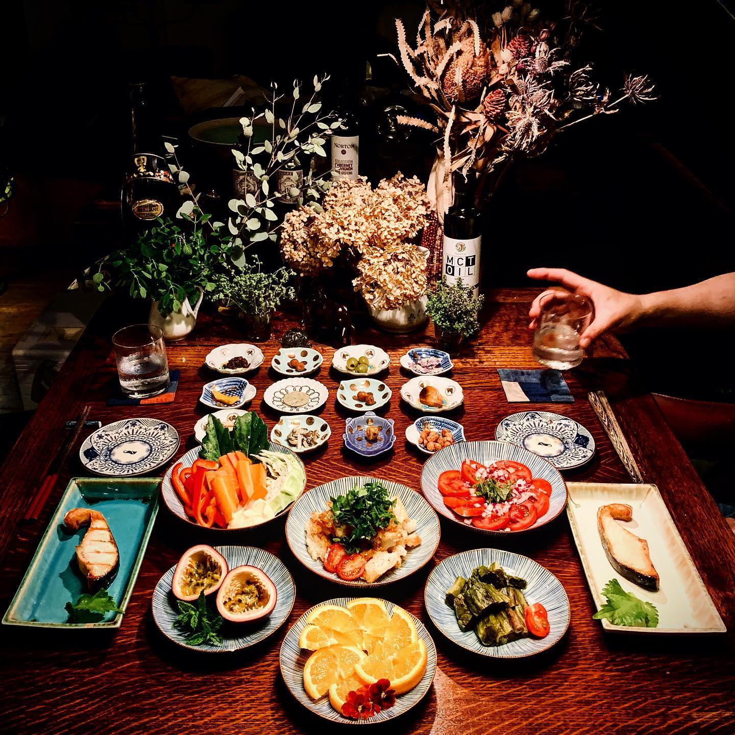 口コミ投稿：おとといの夜ごはん。時シャケと和食いろいろでした😊．真ん中のお皿は、「テーブルラ…