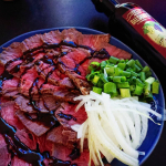 今日の#晩ごはん 🍴そらみつ株式会社バルサミコ酢を使ってローストビーフ🥩バルサミコ酢、ハチミツ、醤油、ニンニク、赤ワイン、バターをフライパンで煮詰めてソースを作ってローストビーフにタラ…のInstagram画像