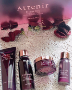 Attenir dress liftお試しさせて頂きました❤️﻿﻿ドレスリフトフェイシャルウォッシュ﻿↓﻿モコモコの泡と薔薇の香りに包まれます。﻿洗い上がりもしっとり。﻿﻿…のInstagram画像