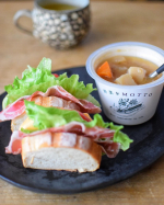 昨日のお昼は、またまたモンマルシェさんのスープが食べたくて（飲むと言うより食べる😍）ミルクハースで生ハムのサンドイッチ作って一緒に食べました。もうこの野菜のゴロゴロ感☺️本当すごい！…のInstagram画像