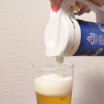 ビールでジメジメ気分吹き飛ばし作戦！宅飲みでもきめ細かい泡のビールじゃなきゃイヤってことで、缶に着けられるビアサーバーで注いでみた。パチンとはめて液を注いで後半ボタン押して泡をトッピング、すごく簡…のInstagram画像