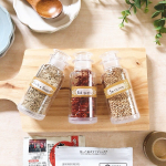 イノマタ化学株式会社さまの新製品　”２WAYスパイスボトル　♪﻿﻿これすごく工夫されてる😍﻿フタ部分がパウダー状とホール状のスパイスどちらでも使えるようになっててね、そのままフタを取ると6…のInstagram画像