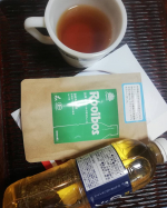 ペットボトルで作れる水出しルイボスティーオーガニックの生葉でペットボトルにそのままイン、6時間後に飲める！とーっても簡単です。せっかくなのでお湯を沸かしてホットも作って飲み比べてみまし…のInstagram画像
