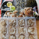 マルハニチロさんの五目シュウマイたけのこの食感あり、具材ぎっしりで食べこたえあり。後味が若干のしつこいけど、食べた満足感は高いです。　冷凍食品、ほんと美味しくて簡単で、助かります#五目…のInstagram画像
