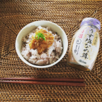 うす塩なめ茸なめ茸久しぶりき食べました！ほかほかご飯にのせたら美味しくてあっという間にひと瓶食べ切っちゃいました(*^ω^*)お豆腐にかけたり、お野菜にトッピングしたり、パスタに…のInstagram画像