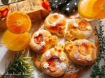 オレンジ尽くしな朝ごはん🌼見てるとなんだか元気になるオレンジ🍊クリームパンにはオレンジジュースを少し混ぜてオレンジ風味のカスタードを。みかんのドライフルーツをのせてオレンジ尽くしなパン…のInstagram画像