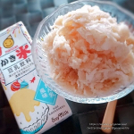 かき氷が作れちゃうマルサンさんのれん乳風味の豆乳飲料豆乳飲料かき氷 れん乳風味・れん乳いちご風味でかき氷作ってみました♪れん乳のやさしい甘さと味わいがおいしくシロップいらずで食べられるのが…のInstagram画像