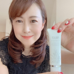 ・@policy_cosmetics ポリシー リムーブ・R・紫外線や乾燥が原因でできてしまった首の深いシワにアプローチする美顔ローラーつきのネッククリームです。・先端にロ…のInstagram画像