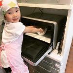 お料理のお手伝いをすすんでする次女🍳﻿﻿野菜を洗う、水を切る、電子レンジで加熱する、冷蔵庫で保存する🥕﻿﻿一連の作業をこれ一つで行える、﻿『ボール＆コランダーセット S』@risu…のInstagram画像