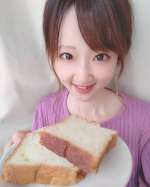 大好きな八天堂さん @hattendo_official の食パン。今日のお昼ご飯にいただきました。プレーンはちょっと焼いてバターを塗って食べるのが、チョコはちょっと温めて中のチョコを…のInstagram画像