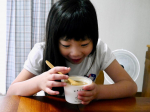 *・・小１の姫が食べているのは野菜をMOTTOのカップスープミネストローネ静岡産「あかでみトマト」で煮込んだ7種野菜と3種の豆い〜っぱい入った具だくさん 国産野菜10…のInstagram画像