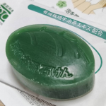 お茶の石鹸のお試し〜┏(＾0＾)┛お茶の成分！カテキンが豊富なのは、二番茶なんだってね！そんな二番茶のみを使用して作られた石鹸商品名も書かれてるから類似品と間違えないね😄知らなかったけ…のInstagram画像
