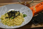 ムシムシジメジメの日は簡単にざるラーメン🙃♫﻿﻿﻿つゆは梅じそと鰹節でさっぱり味💕💕💕💕﻿﻿海苔は梅の花の味付け海苔をカットして👍♫﻿﻿﻿海苔の風味と梅の香りが合う〜😝…のInstagram画像