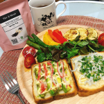 ﻿八天堂のとろける食パン💕﻿﻿﻿私はプレーンをモニターさせて頂き、﻿贅沢♡朝ご飯☀️🍴🥰🥰🥰﻿﻿チョコ味もあるみたい♡✨﻿﻿﻿私は届き即‼️﻿カットして小分け冷…のInstagram画像