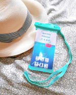 オウルテックさんのスマホ用防水ケース✨プールや海、お家のお風呂タイムまで⁉️水のあるところで活躍してくれます。しかも普通にフリック入力出来たり、いじれるからびっくり！夫に試してもら…のInstagram画像