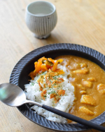 ごと株式会社さんの「五島の鯛で出汁をとったなんにでもあうカレー」贅沢にも鯛で出汁を取っているカレー！今日は冷凍のシーフードミックスをバターで炒めて、このカレーに入れてみました😍…のInstagram画像