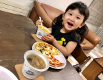 .娘の希望で夕飯をpizza🍕にした日のコト。Mサイズ２枚を家族３人で…と思ったのですが、それだけでは足りなさそうな気配😨娘が『もっとたべたいー❕』と言いそうな気がしてのInstagram画像