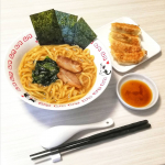 なべやき屋キンレイ(@kinrei_fan)様のお水がいらない横浜家系ラーメンをご紹介致します✩*⋆.スープと麺と具が一つに冷凍されているので、そのままお鍋に入れて温めるだけで食べられるラーメ…のInstagram画像