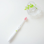 長年愛用してきたIonic beautyのKISS YOU歯ブラシを新調✨⠀新製品のIonic beauty 美白歯ブラシ♡⠀日本初の美白用歯ブラシなんだとか🤩⠀イオンを発生させて歯垢をは…のInstagram画像