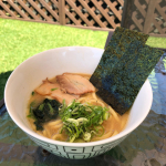 手軽でとってもおいしい「お水がいらない　横浜家系ラーメン」お庭でいただきました🍜１、スープも具材（ほうれん草・チャーシュー）も全部冷凍され１つになってます２、冷凍のままお鍋へ３、完…のInstagram画像