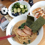 今日のお昼😋キンレイ お水がいらない横浜家系ラーメン🍜冷凍で、開けてそのまま鍋にいれて８分待つだけの超簡単調理～❗麺とスープが一緒になっていて凄い。おもちがずっとぐずぐずしてたので、お昼が楽…のInstagram画像
