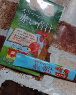 .青汁なのにイチゴ味で赤い🍓とっても不思議な青汁.無添加で人工甘味料・香料不使用アレルギー特定原材料等 27品目すべて不使用というこどもに飲ませるには安心のもの🙆💮..…のInstagram画像