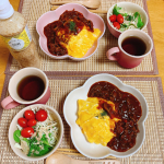 今日の晩ごはん はふわふわたまごの#オムハヤシ に。#森のたまご 使いました😁🥚ともは来月誕生日。何が食べたいって聞いたら…ふわふわ卵オムライス！って。まだ誕生日違うけど昨日のハヤシライス…のInstagram画像