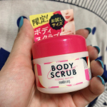 ・ボディースクラブ肘や踵、膝にクルクルって定期的に使ってます🙌お肌を出すこの時期にツルツル、スベスベになるからオススメ🥺✨手軽に出来て良きです！・防腐剤フリー、着色料フリーだよ…のInstagram画像
