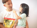 食べずにはいられない**「マッスルギョーザ」なるものがあるとお友達から聞き、そりゃ食べるしかないでしょ、ということでお迎えしました！**ちなみに、この写真はゆんの毛狩りを手伝っ…のInstagram画像