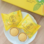 えっ！焼きショコラにレモン味🍋が出たの？夏にぴったりの爽やかなスイーツ💕【コロンバン  原宿レモンの焼きショコラ】 まずパッケージがオシャレでパッと目を引きます！明るい印象…のInstagram画像