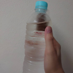 ペットボトルで作るルイボスティー！これからの夏にピッタリですね(❁´ω`❁)まず茶葉をペットボトルに入れ蓋をしめ6時間冷蔵庫に入れます。その後取り出すのも引っ張りあげるだけなので簡単です！これ…のInstagram画像