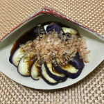 2020年7月24日毎月24日は削り節の日焼きなすの素使ってみたよ☺︎レンチンでつくる焼きなす🍆手軽〜〜〜♫生姜がきいて美味しい♡プレ節をたっぷり一袋振りかけて…のInstagram画像