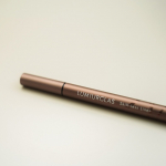 この秋新発売のアイライナー♡LUMIURGLAS Skill-less Liner@lumiurglas 全部で5色♪写真はチェスナットブラウン！.太さは力加減で自由自在🌱…のInstagram画像
