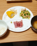 2020.8.2本日の夕飯。丑の日だけど、ウナギではなく、ハマチ(笑)#ハマチ刺身#豚肉と豆苗の卵炒め#もやしレモン#とうもろこしモニプラで当選した、#ごはん彩…のInstagram画像