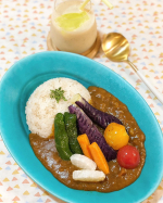 *。LOHACO様 @lohaco.jp より頂いた【 レンジでぱぱっと野菜と牛肉カレー 】を用いて🥕🍅🍆 ベジダブルカレー🥕🍅🍆ランチ🥄冷蔵庫の野菜を素揚げしてカラフルトッピング…のInstagram画像