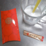 #柳田酵母 で腸活始動！粉末をコップに開けてみると、すごい #バナナ 臭🍌笑#牛乳 に溶かして飲んでみました〜。牛乳ニガテなんだけど、#まろやか になって飲みやすかった。味はあんまりバナナっぽくな…のInstagram画像