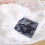 mmm._1515⋆⁡毛穴の黒ずみも日焼け止めもスッキリ洗浄！無添加手作り洗顔石鹸 「漆黒」🧼⁡配合されている竹炭の吸着力で、毛穴の黒ずみや汚れ、しつこい日焼け止めも、スッキリ洗い流…のInstagram画像