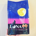 ♩¨̮⑅*♡ 猫のひとくちフルコース LUNA(ルナ) ♩¨̮⑅*♡ 香り立つかつお節をはじめとした様々なこだわり素材をトッピングした話題のキャットフード☝︎もちろん美味しいでなく下部尿路や瞳の健…のInstagram画像