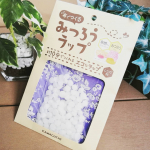 みつろうラップ作ってみました🎶アイロンで簡単に作れました🙆🏻要は布にみつろうを溶かして含ませると、出来上がったみつろうラップは手の温度で自由自在に変形する！作ってさっそく子供がお皿…のInstagram画像