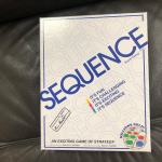 【SEQUENCEシークエンス】税抜 ￥980遊び方はシンプルで分かりやすいです。①まず箱の中に入っているボードを広げましょう。②トランプを指定の枚数配ります。（対戦相手によって枚数が…のInstagram画像