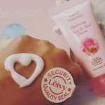 レイヴィーハンド＆ネイルを使ってみました。毎日使い続けると、ささくれが改善したり、爪に栄養がたっぷり浸透することで健康な爪に導いてくれたりするそうです💡爪が割れやすいので、しっかりケア…のInstagram画像