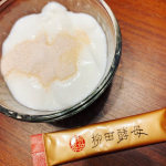 バナナ風味の柳田酵母。小腹が減った時にもオススメ。水や牛乳に溶かしたりも良いけど、ヨーグルトに混ぜるのがお気に入り✨最近外食が少しずつ増えてきたから、菌活でなんとか対抗😂#…のInstagram画像