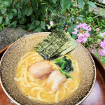 u0040kinrei_fan さん「お水がいらない」シリーズはとっても便利!!濃厚な豚骨醤油味のスープに鶏油をきかせた横浜家系ラーメン🍜麺と一緒にストレートスープと具材も冷凍されてるから、…のInstagram画像